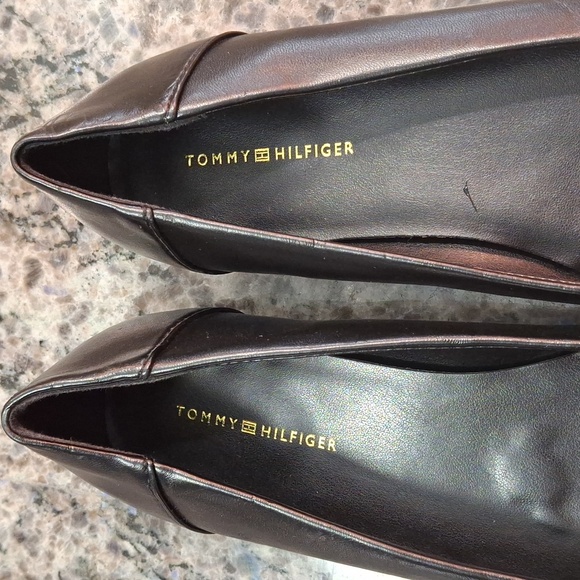 "TOMMY HILFIGER" Woman's Sz 8m, soft black leather with gold "TH" Logo. NWOT - Picture 5 of 5